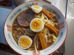 朝からラーメンライス、作って食べてます。