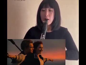 ホモと見るタイタニックの名シーンを再現する女演奏家