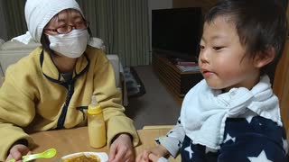 大人のカレー（中辛）に挑戦する5歳児男の子（発達障がい（知的障害）-自閉性スペクトラム症）