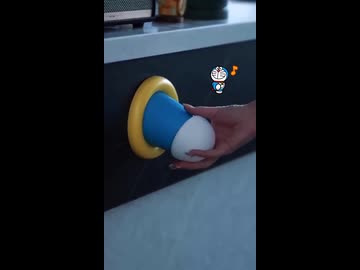 ホモと見るドラえもんの手の形をしたライト