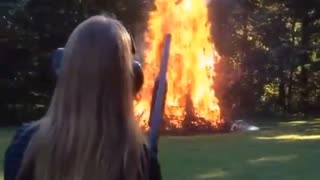 ホモと見る焚火にショットガンを使う女さん