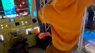 ダンス下手くそ芸人による　ダンスダンスレボリューション　ダンスアラウンド　ゲームセンター　苦手　変な奴　おじさん　20代30代　うまい　プレイ　踊ってみた　踊り　女子　女子高生　爆笑　面白い