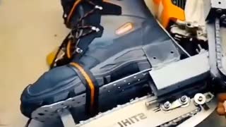ホモと見るチェンソーで出来たスケート靴