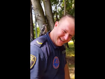 ホモと見るキツツキさんに木と間違われた山岳警備隊の男