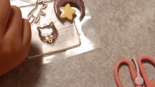 ブラッシンングした猫毛でチャーム作り