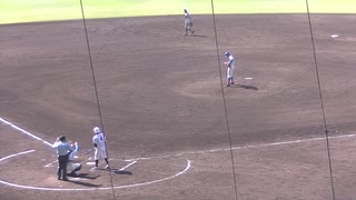 新潟産大付 戸嶋 翔人くんセンターフライのあと平野 翔太くんはセンターへヒット（2024年8月9日 甲子園1回戦 花咲徳栄 対 新潟産業大付）