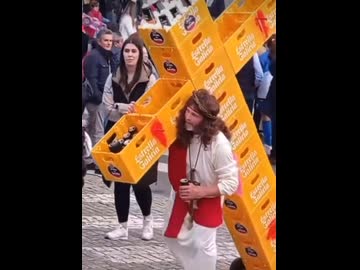 ホモと見るビールケースで十字架を作ったキリスト