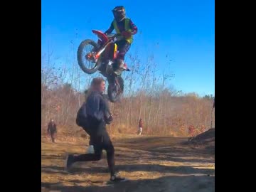 ホモと見るバイクレース中に道を横断する女