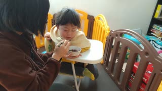 ママのあんこ餅をお行儀よく待つ5歳児男の子（発達障がい（知的障害）-自閉性スペクトラム症）