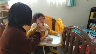 【新年】あんこ餅をママと共同作業で一生懸命食べる5歳児男の子（発達障がい（知的障害）-自閉性スペクトラム症）