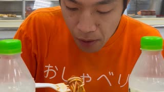 グアムの屋台でミートスパゲッティパスタを食べる男　爆盛りデカ盛り　大食い　食べる　asmr 美味しい　極上の　飲食店　グルメ　フードコート　スーパー　kマート　旅行　vlog ルーティン　愛好家食レポ