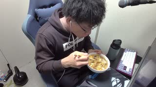 晩御飯の残り物、煮込みラーメンを食べる