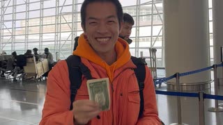 日本円をアメリカドルに変えて幸せそうな国民的スター　しょーへいちゃん　中部国際空港セントレア　セントレア直営外貨両替 出発ロビー店　おすすめ　両替　初体験　面白い　ニコニコしてる男性　30代　名古屋