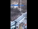ホモと見る凍った長い坂道で滑る車