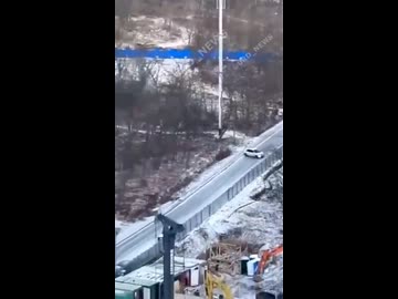 ホモと見る凍った長い坂道で滑る車