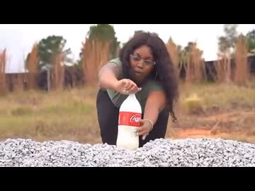 ホモと見る謎の粉でコーラを大爆発させる女