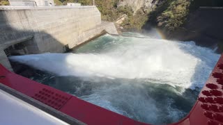 八ッ場ダム　利水放流管(利水放流ゲート) 放流　八ッ場もみじ橋より