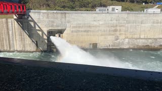 八ッ場ダムの利水放流管(利水放流ゲート)の放流　　対岸、ゲートの前より