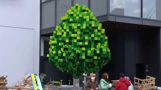 「脳がバグる」まるでゲームの世界に迷い込んだような感覚に　福岡市天神に登場「マイクラの木」とは！？