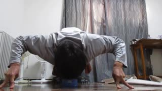 ピース腕立て4回 おっさんの腕立て