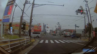4分1秒辺り。思いっきり反対車線を塞いでいますけど。しかもトラックに譲られた後、右直事故のロシアンルーレット。トラックの陰からバイクや自転車が来ないか警戒して、少しは減速しろや。