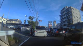 完璧に交差点のオレンジ色の実線なのに車線変更してますね。流石プリウス使い
