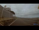 こっちは時速70kmで走行中なのに、停止状態から低性能なエンジンで加速したら、そりゃ危ないよ。俺が通過した後に出てくれ。基本的に合流帯通過時は右車線に移るが、まさかこの場所で出て来るとは思わなかった