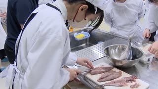 高校で魚のさばき方教室　さばいた魚はムニエルと刺し身で「いただきます！」