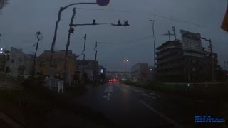 【1分6秒】大雨で夕方で薄暗いのに、ライトを全く点けずに走行している紺色のプリウス