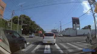 ニュースでよく見る右折事故の原因。対向車がいなくなったことしか見ておらず、肝心の横断歩道に進入してくる自転車を完全に見落としたまま右折した結果、ぶつかりそうになった銀色のプリウス