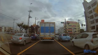 青いフィット、斜め左後方から合流する道路に、直ぐ黄色線の区切りがあるのに、無理して合流しない方がいい。ブレーキ踏ませているし。しかも左折せずに真っ直ぐ行くなら、先で左車線に行きなよ