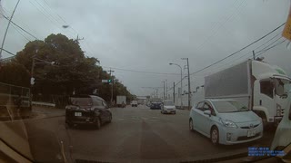 朝の混んでいる時間帯に、右折レーン上でコンビニに入る為に右折待ちして前車との距離開けないでよ。そのせいで右折出来なかったし
