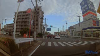 白いプリウスが、こっちが進み始めているのに、自分勝手なタイミングではみ出してきた。進みたい気持ちは分かるが、隣の車線をよく見ろ①