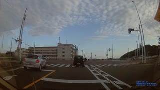 白いプリウスが、こっちが進み始めているのに、自分勝手なタイミングではみ出してきた。進みたい気持ちは分かるが、隣の車線をよく見ろ②