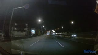 コンビニから車を発進させる時に、丁度他車が入って来るかもしれないから気を付けろ！