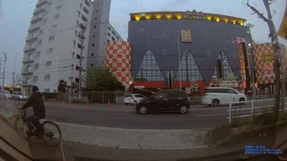 コンビニの駐車場では、動き出す車、歩行者、自転車と危険が一杯だから気を付けろ！