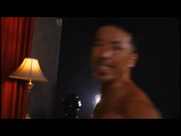 怒りに任せて鉄拳を下すアサシン