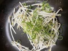 深夜のもやし粗挽きコショウ炒め　ネギマシマシ