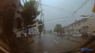 大雨の日の通学路。まだ子供達が通学する時間帯より五分位早かったので、まだ子供はいなかったが、一応、注意せよ（この日は既に夏休みでした）