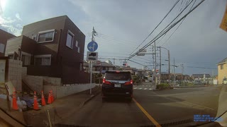 マジで自転車に乗ったサッカー部っぽい活動的な少年の行動は読めないので、最大級の警戒で進む