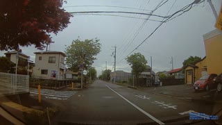 通学路の白の実線で追い越しする白プリウス。しかも自転車がいた。通学時間帯の横断歩道に、一切スピードを落とさず通過①