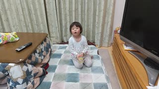 大好物の苺(いちご)の匂いに気づきよりテンションが高まる4歳児男の子（発達障がい（知的障害）-自閉性スペクトラム症）