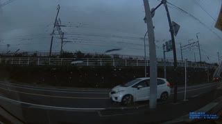 交通量の多い道路に面した道へ、左折する為にコンビニ手前の歩道を塞ぐことになるから、歩行者を先に行かせた