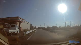 反対車線の車が、前を走る自転車を追い越す為にこちらにはみ出してこないか？と気にしつつ、コンビニに左折した車も気にする