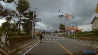 自転車は、コンビニから出て来る車に当たらない為に道路の中央寄りに膨れて来る可能性があるから気を付けろ！