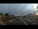 鉄柱の陰に隠れて待ち構える、神奈川県警の白バイ隊員みたいな服装の人達