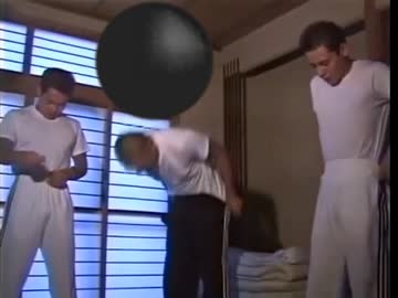 部屋中に仕掛けられた罠をいともたやすく回避する空手部