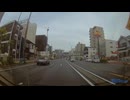 サイレンの音が聞こえたので青信号になっても進まなかったが、後ろの白いレクサスLSのドライバーがクラクションを鳴らしたせいで動いてしまった。バカに影響されずに泰然自若するのは難しい