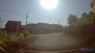 静岡県のどこかにて。この保護者は祖父だろうが、子供単独で先に渡らせるな！直進車を見落としていて、直進車やバイクが猛スピードで直進レーンを進んで来ていたら、先行した子供が轢かれるぞ！