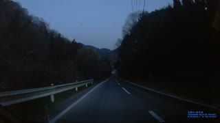 夕方の山道で白いフィットに譲る